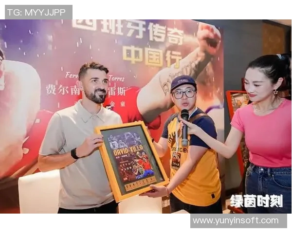 足球明星与球迷亲密合照精彩瞬间大集合尽享足球热情与欢乐
